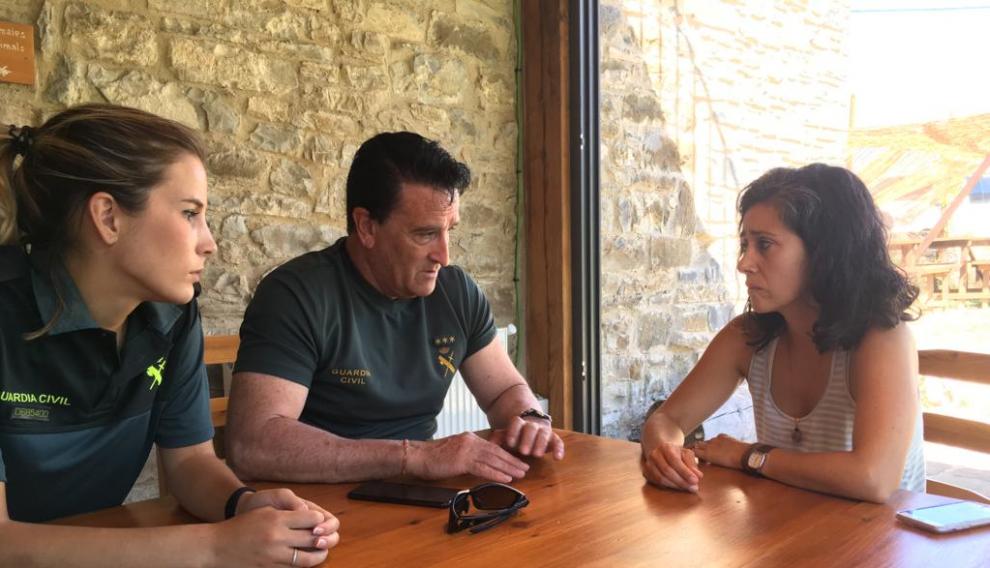 El capitán Arturo Notivoli, informando este jueves a Katia, la hija de Jesús Ríos.