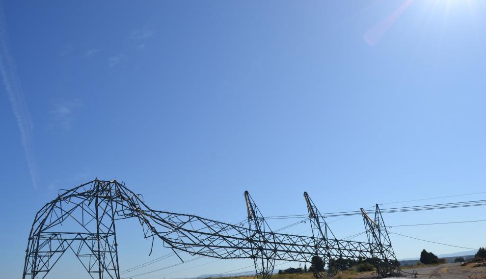 Estado en el que quedó una de las torres derribadas por el aire.