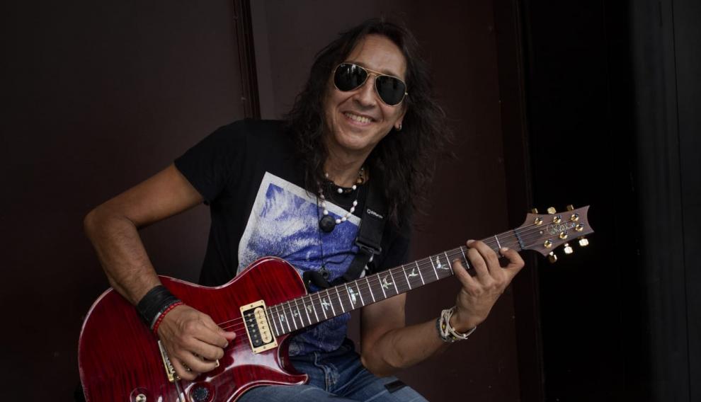 El músico argentino Chiche Sosa tocando en el paseo de la Independencia de Zaragoza