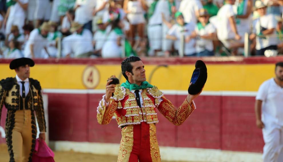 Emilio de Justo, con la oreja al segundo.