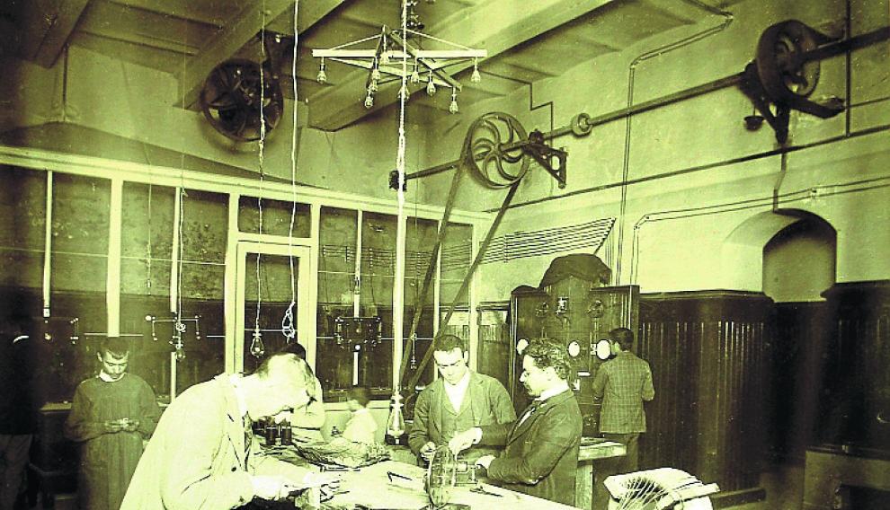 Taller de electricidad. archivo de la escuela de artes y oficios.