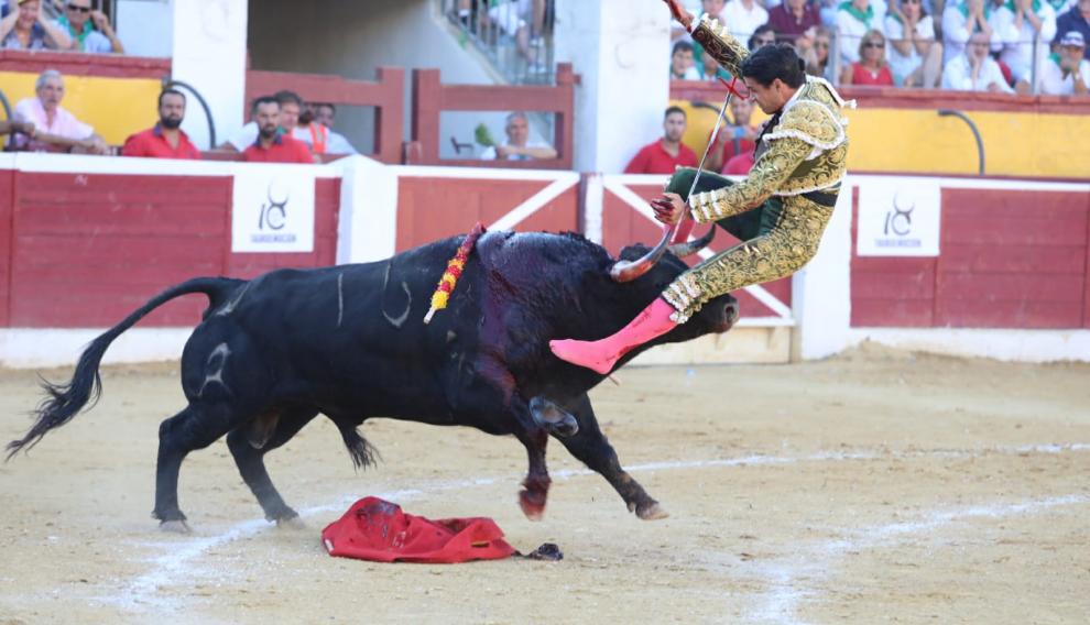 Ya en el tercero de la tarde, el susto lo ha dado Pablo Aguado.