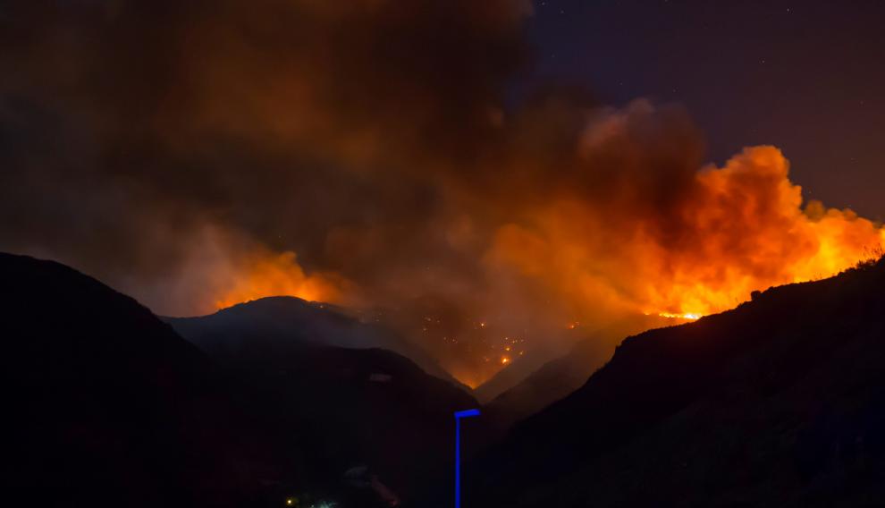 Una imagen del incendio la pasada madrugada del 13 de agosto en la cumbre de Gran Canaria.