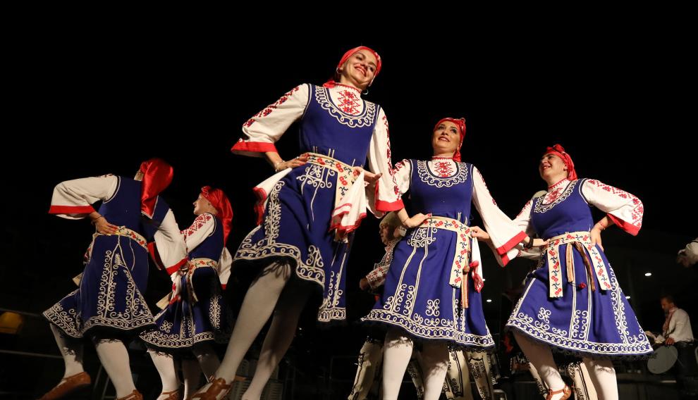 Actuación del grupo búlgaro Folklore Esemble ‘Mezra’ en la Glorieta de Teruel.