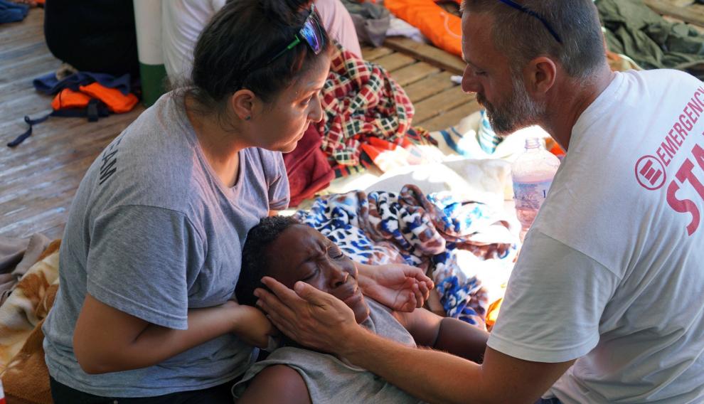 Dos sanitarios atienden a uno de los inmigrantes del Open Arms