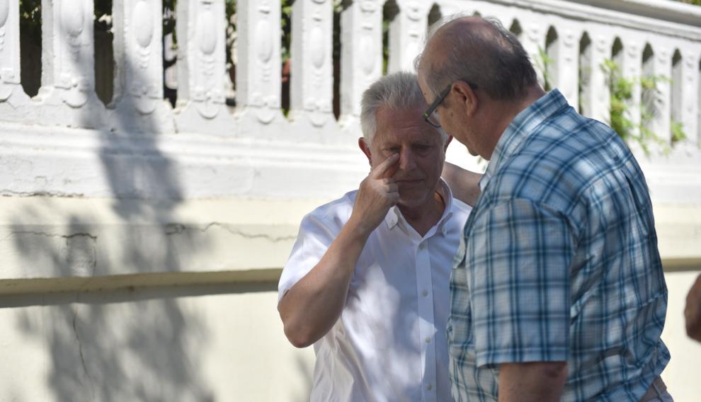 El teniente de alcalde, José María Romance, da el pésame al padre del fallecido.