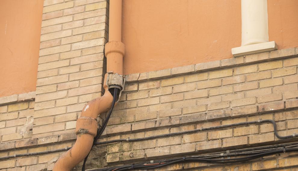 Los cables van conducidos por una tubería de agua en Pignatelli 43.