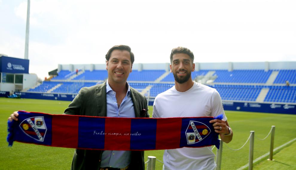 El director deportivo Rubén García junto a Josué Sá, nuevo central de la SD Huesca.