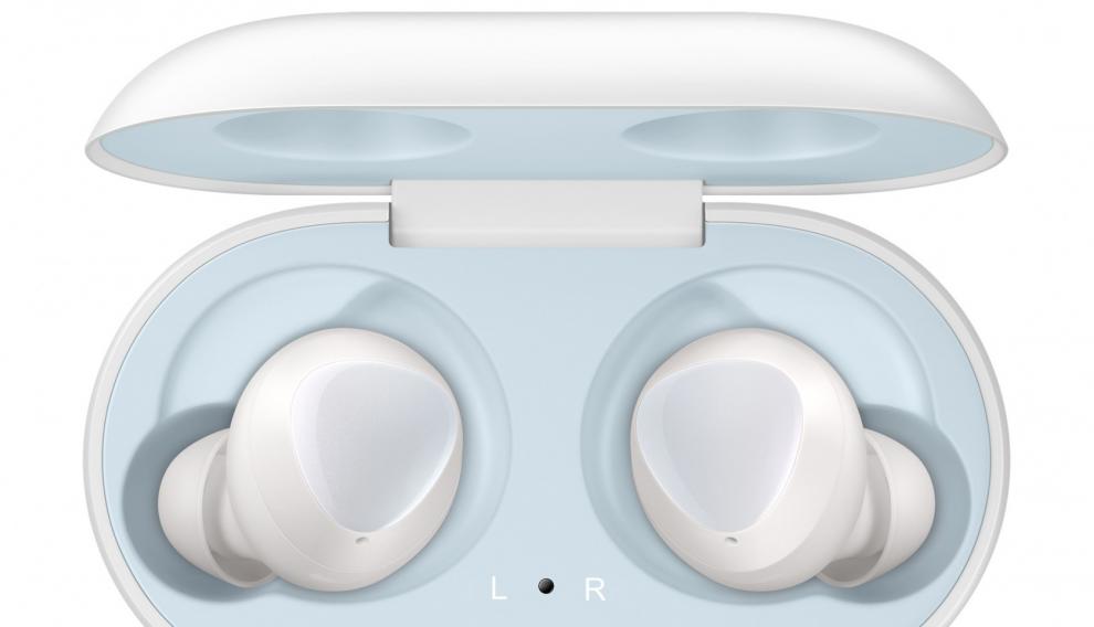 La funda de los Galaxy Buds permite recargar los auriculares hasta 4 veces ofreciendo un total de hasta 28 horas de reproducción
