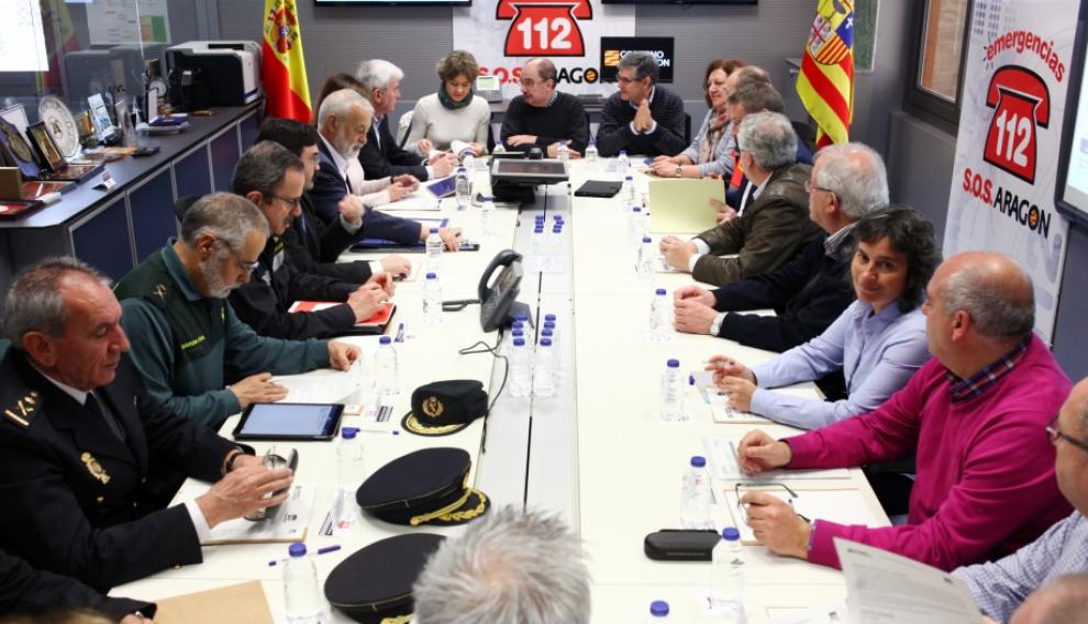 Reunión del Cecop durante la riada del Ebro de abril del año pasado. Aunque asistieron el presidente de Aragón, Javier Lambán, y la entonces ministra de Agricultura y Medio Ambiente, Isabel García Tejerina, el máximo responsable de este órgano es siempre el consejero de Interior de la DGA.