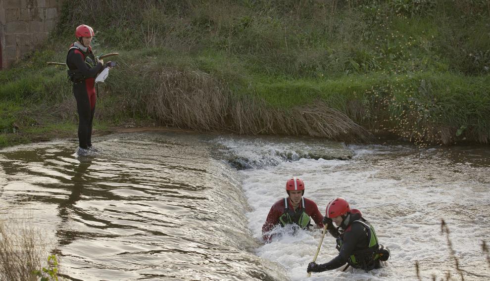 Las tareas de búsqueda suelen incluir también la revisión de ríos, canales, acequias... En la imagen, bomberos de la Diputación de Zaragoza buscando a una persona desaparecida en la localidad zaragozana de Maluenda.