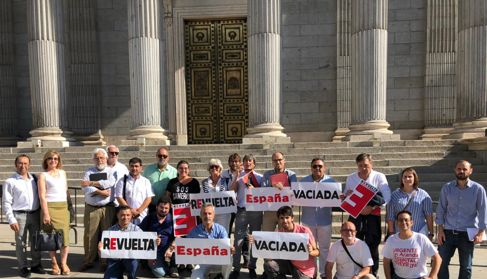 Las plataformas de la España Vaciada exhibieron sus carteles reivindicativos a las puertas del Congreso de los Diputados.