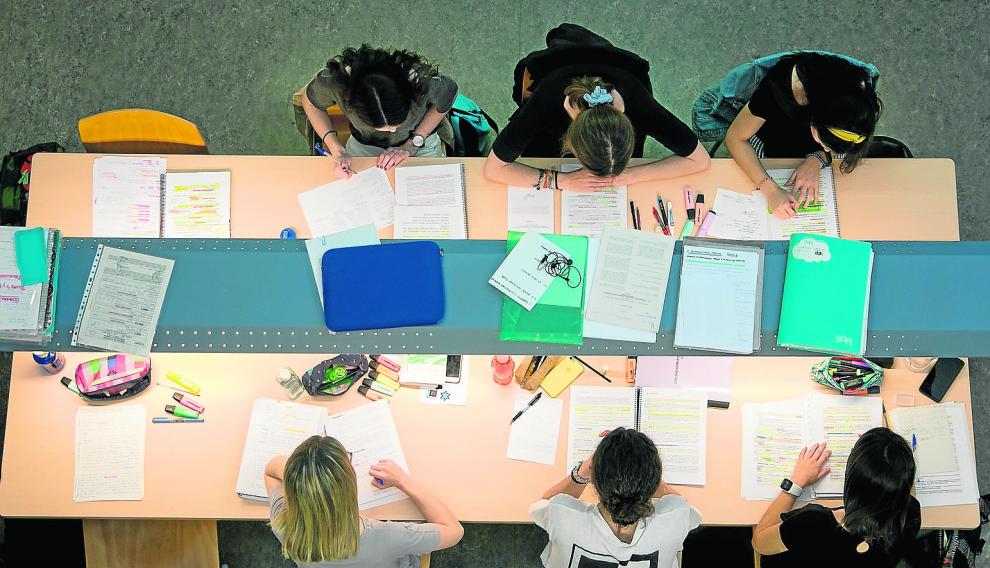 Estudiantes en la Biblioteca María Moliner en el campus de San Francisco de la Universidad de Zaragoza.