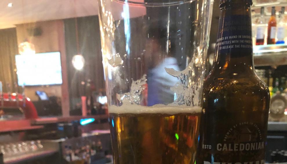 Un periodista australiano paga por error en un hotel de Mánchester 61.000 euros por una cerveza.