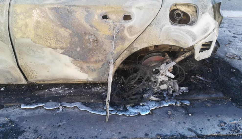 Llantas derretidas del Mercedes que se ha visto afectado por el incendio de dos coches en la calle Alemania de Cuarte de Huerva.