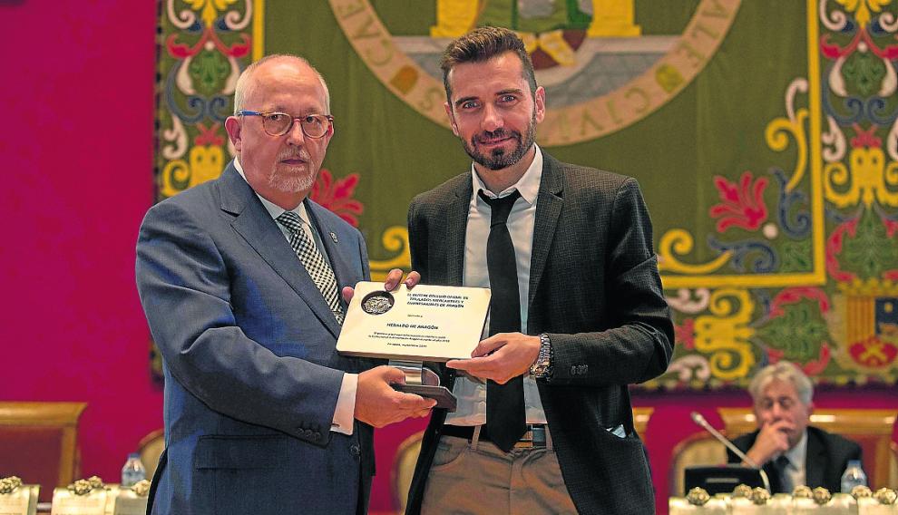 Jesús Ferruz, secretario del Colegio, entregó a Roberto Isasi el premio concedido a HERALDO. toni galán