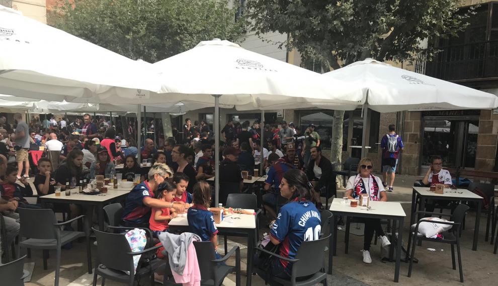 Aficionados de la SD Huesca, antes del partido contra el Numancia en Soria.