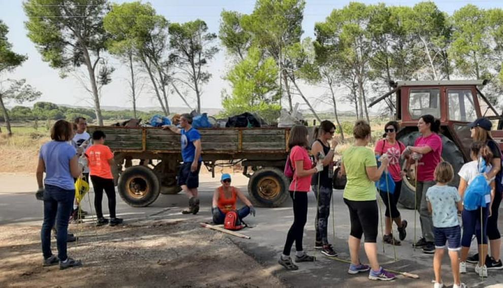 Los vecinos colaboraron en la recogida de basura.