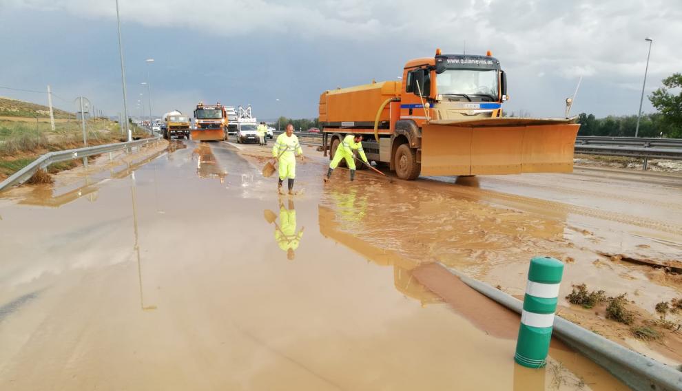 Las máquinas trabajan para retirar el agua y el lodo de la calzada en la A2.