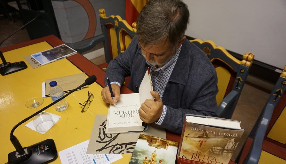 El escritor José Calvo Poyato, firma ejemplares de sus novelas en Albarracín.