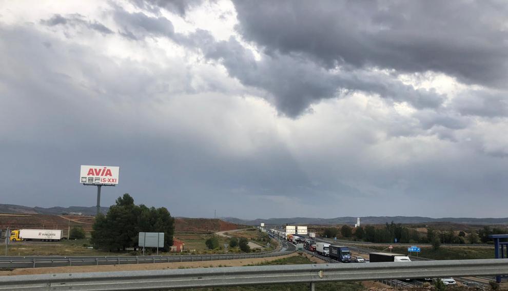 Retenciones en la A-2 a consecuencia de las intensas lluvias caídas en los términos de Cetina y Ariza.