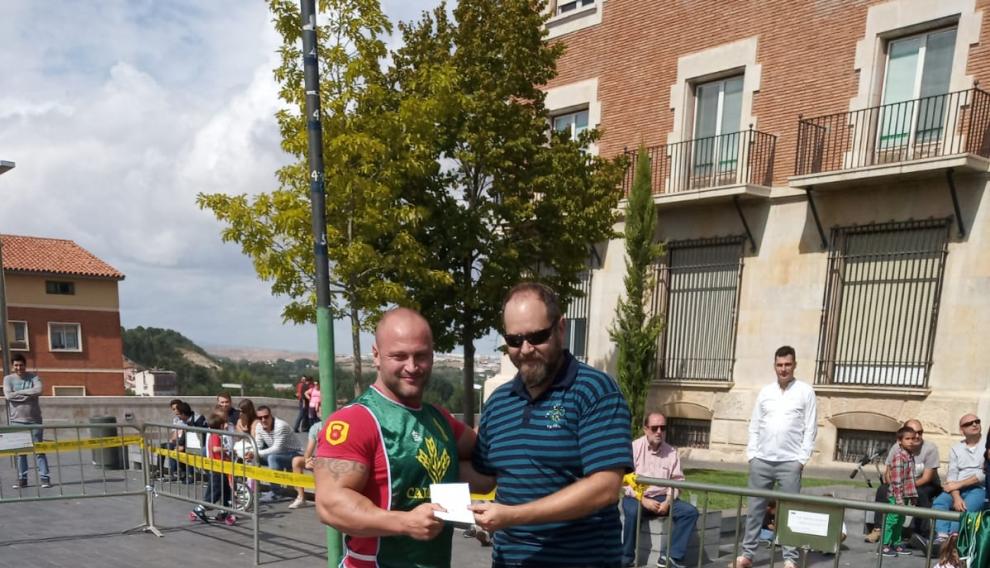 Fernando Navarro, vencedor del IV Campeonato de Aragón de Lanzamiento de Saco, en La Glorieta.