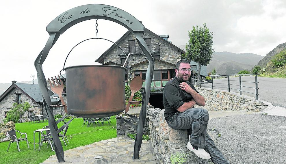 Rubén Cierco, con 33 años, es el vecino más joven de Castanesa, el pueblo que da nombre al valle.