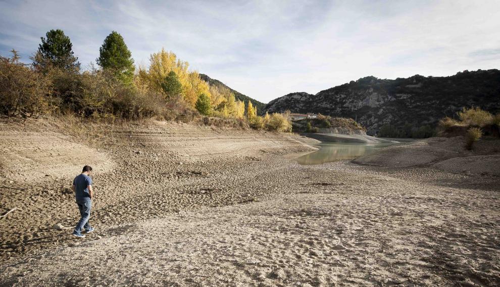 El Pantano de la Peña, seco a la altura de Santa María de Peña