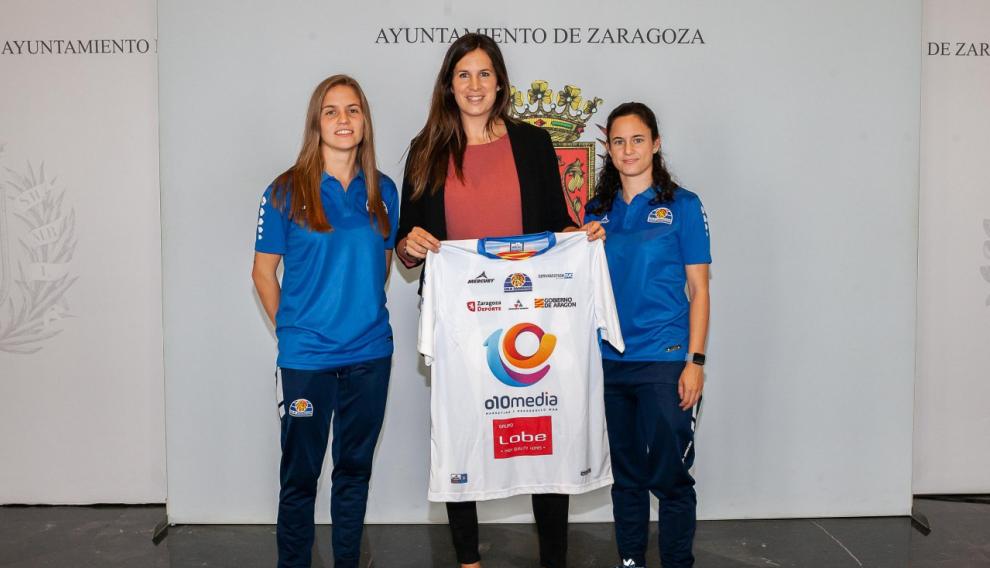 La concejala de Deportes, Cristina García, con dos jugadoras del Sala Zaragoza en la recepción del equipo en el Ayuntamiento