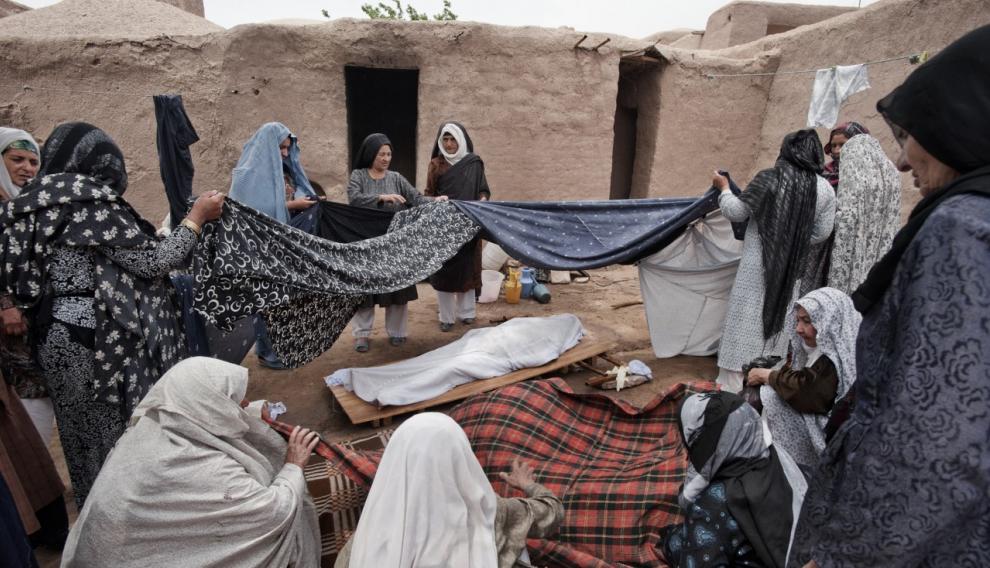 Jamila, de 17 años, casada y embarazada de dos meses, se quemó a lo bonzo y murió. En la foto, sus familiares amortajan su cuerpo