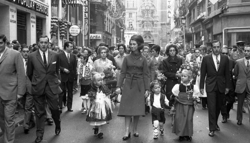 La reina Doña Sofía, con las infantas Elena y Cristina, y el Príncipe Felipe, de niños, en la Ofrenda de Flores de las Fiestas del Pilar de Zaragoza en 1970
