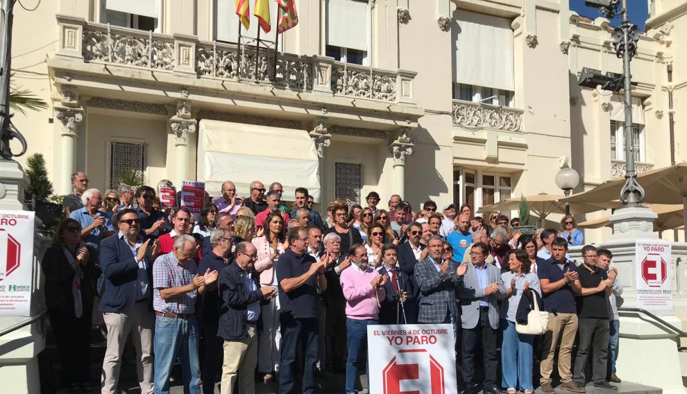 Concentración en la puerta del Casino de Huesca.