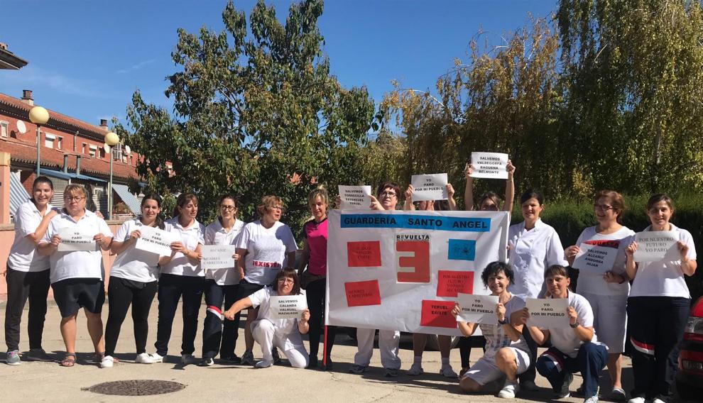 Trabajadoras de la guardería Santo Ángel de Alcañiz también han parado este viernes por la España Vaciada.