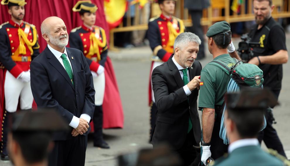 El ministro del Interior en funciones, imponiéndole la cruz con distintivo rojo al cabo primero Sergio Orna.