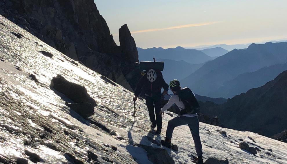 La imagen de estos montañeros, que sí van equipados, da cuenta de la pendiente y la peligrosidad del glaciar.
