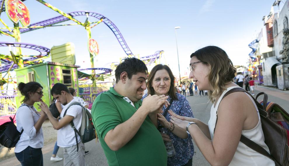 Miembros de la Asociación de Padres y Amigos de Sordociegos de Aragón (Apascide) acudieron este martes a disfrutar con tranquilidad del recinto ferial.