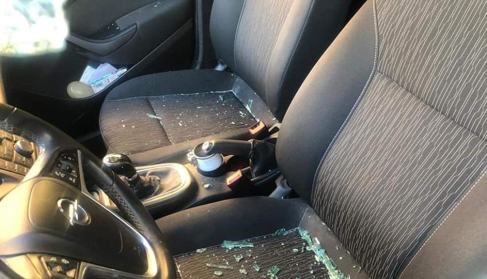 Estado en el que quedó uno de los coches dañados en Longares.