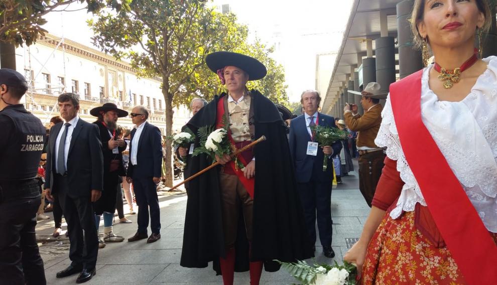 Jorge Azcón, alcalde de Zaragoza, participando en la Ofrenda de Flores a la Virgen del Pilar