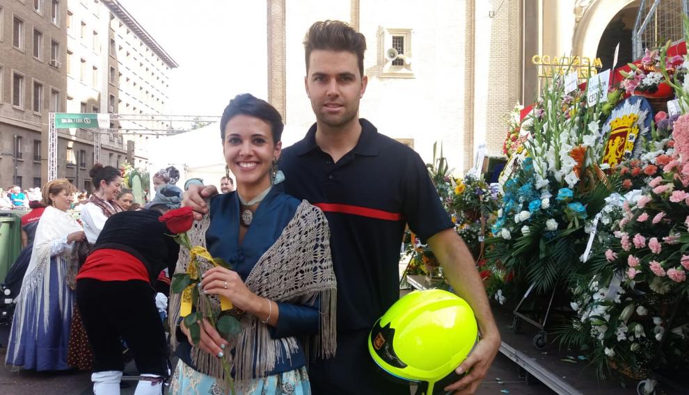 Miguel, un bombero de Zaragoza, ha pedido matrimonio a su novia en la Ofrenda de Flores