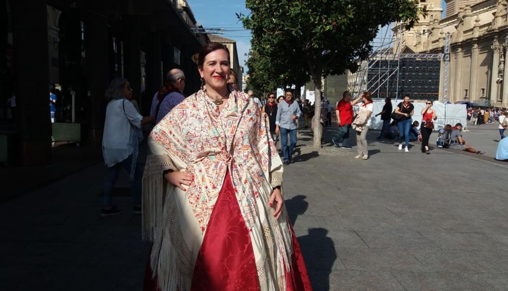 Sara Fernández en la Ofrenda de Flores a la Virgen del Pilar