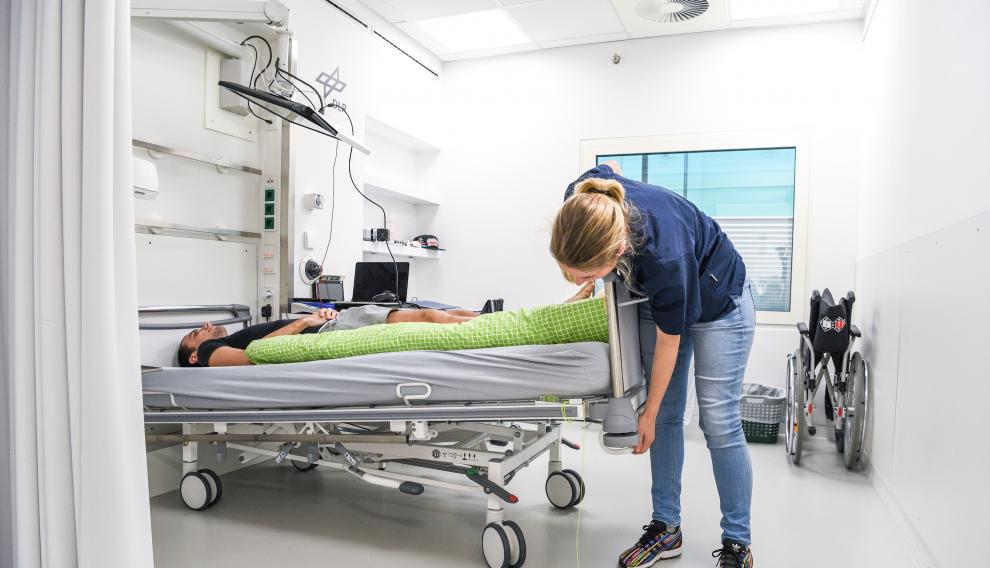 Al estar tanto tiempo recostados, los fluidos corporales de los voluntarios se alteran. Así, los científicos del Instituto de Medicina Aeroespacial en Colonia buscan desarrollar métodos para contrarrestar los cambios en los cuerpos de los astronautas en el espacio.