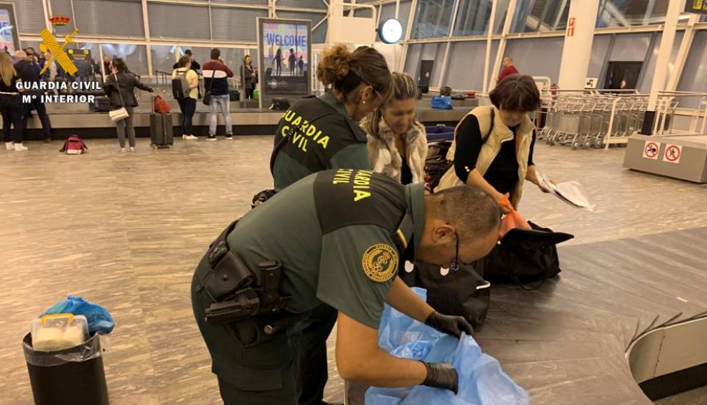 La Guardia Civil interviene 50 kilos de comida en el equipaje de varios pasajeros del aeropuerto de Zaragoza.