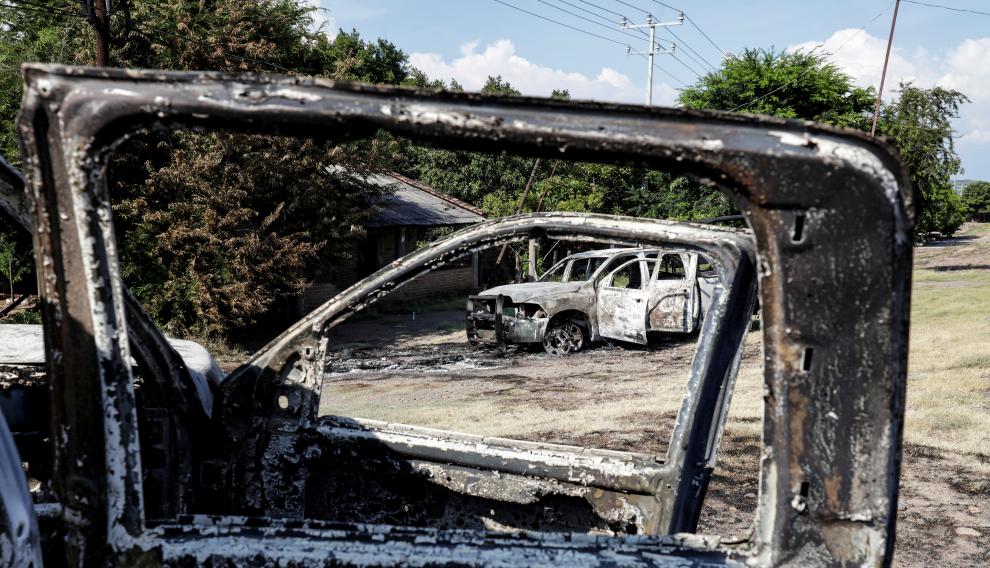 Uno de los vehículos policiales completamente carbonizado tras la emboscada en El Aguaje (México).
