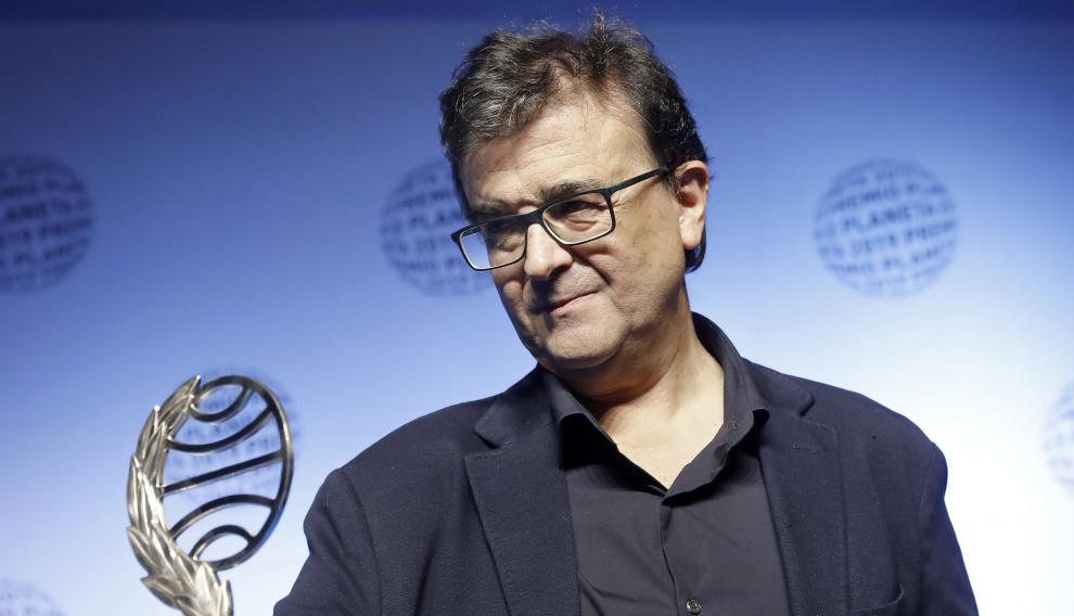 El extremeño Javier Cercas posa con su galardón