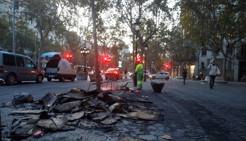 Labores de limpieza en las calles de Barcelona este miércoles por la mañana