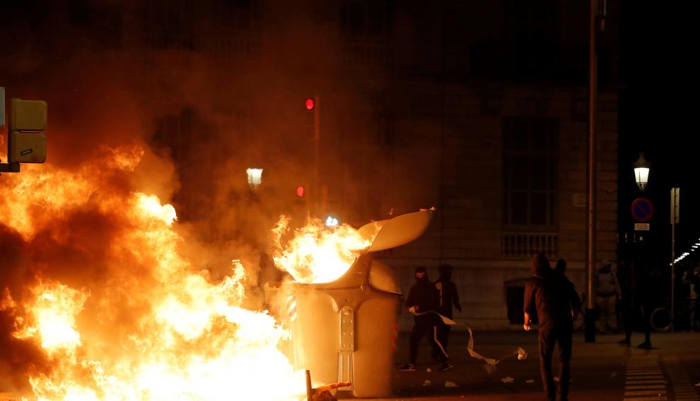 Los manifestantes han quemado contenedores y vehículos, han instalado barricadas y han lanzado piedras y ácido a la Policía y los Mossos.