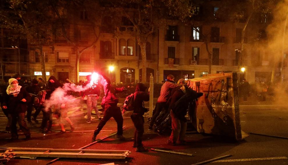 Los manifestantes han quemado contenedores y vehículos, han instalado barricadas y han lanzado piedras y ácido a la Policía y los Mossos.