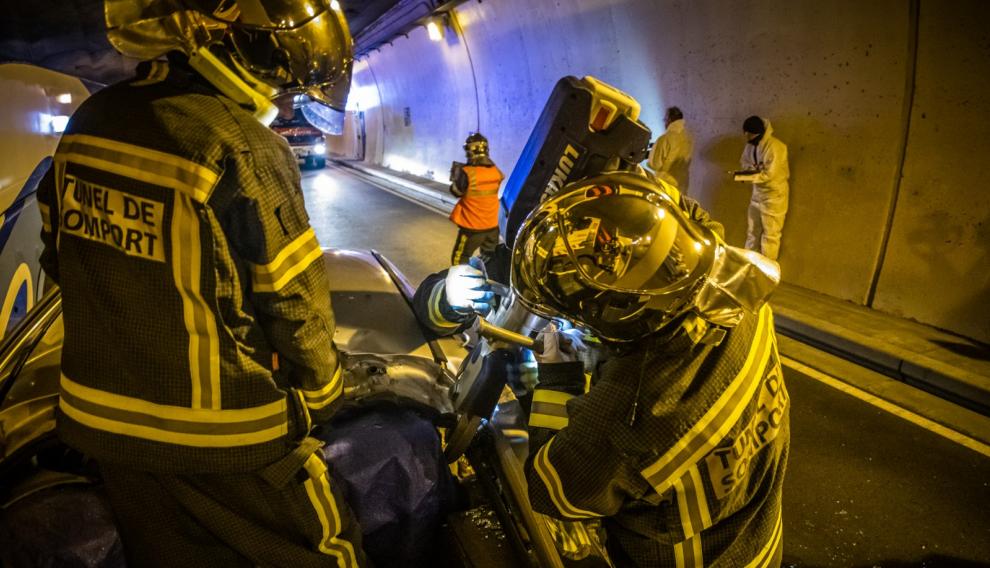 Bomberos en plena acción durante el simulacro de este jueves.