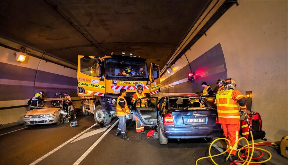Vehículos en el interior del túnel durante la simulación de un accidente