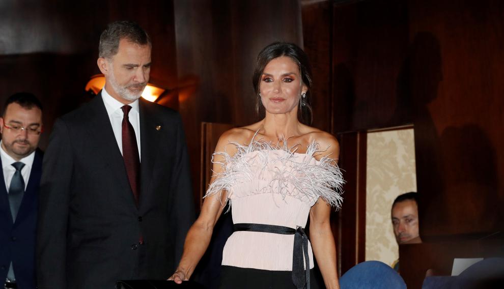 La reina Letizia lució este jueves por la noche en el concierto que presidieron en Oviedo un diseño del aragonés Antonio Burillo.